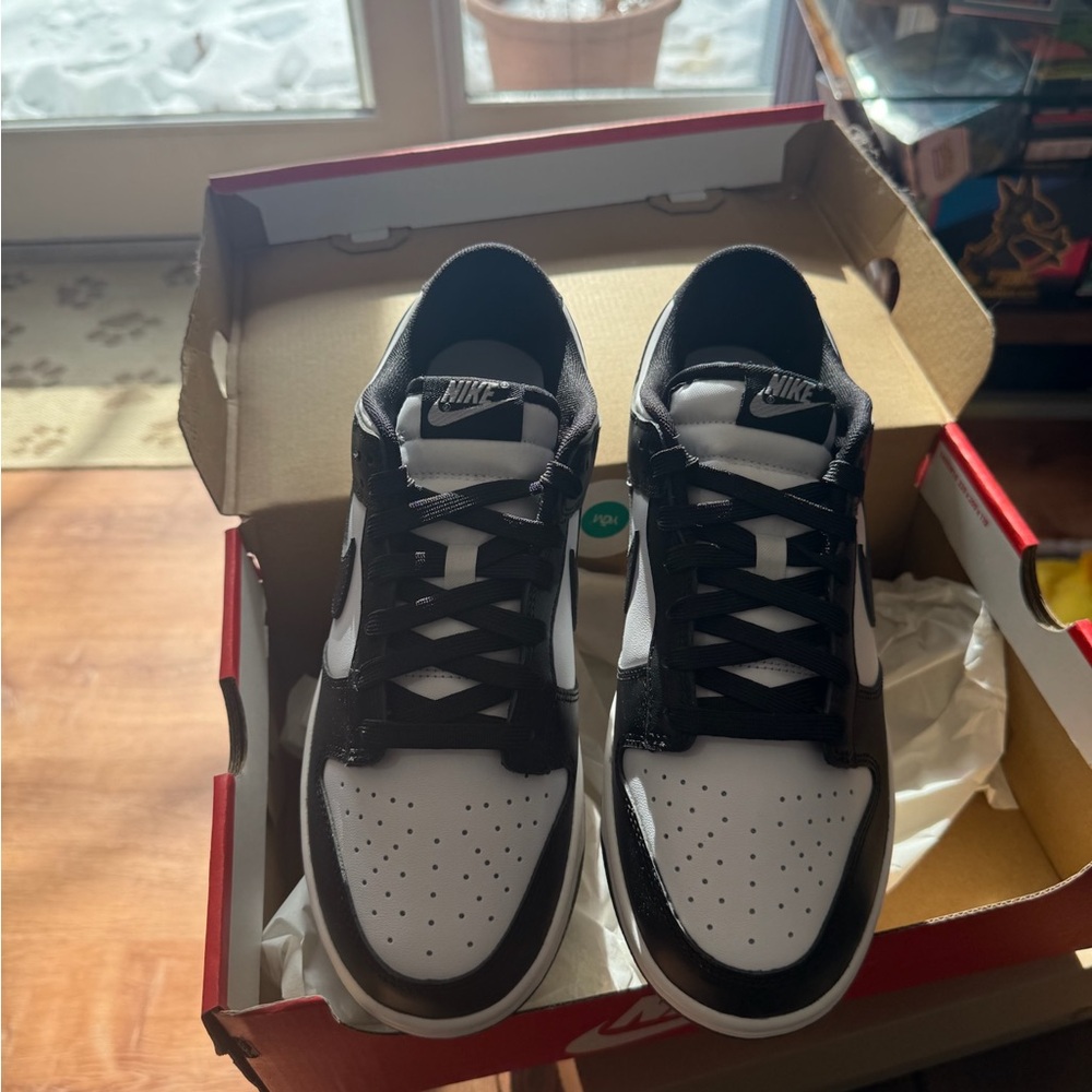 Nike Men’s Black and White Low-Top Sneakers